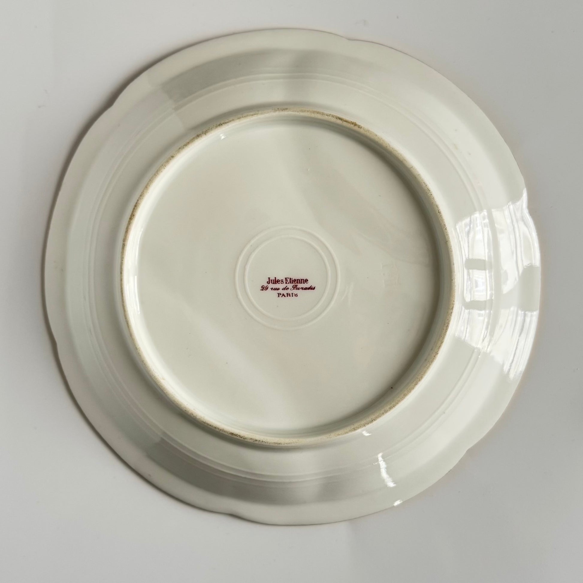 English: Théodore Haviland porcelain serving dish with three compartments, made in late 19th to early 20th century, marked “Jules Etienne, 29 rue de Paradis, Paris” and impressed “T H”; 日本語: テオドール・アヴィランドの三分割ポーセリン皿、19世紀末から20世紀初頭製造、「Jules Etienne, 29 rue de Paradis, Paris」印刷サインと「T H」刻印付き; Français: Plat de service compartimenté en porcelaine Théodore Haviland, fin XIXe – début XXe siècle, signé « Jules Etienne, 29 rue de Paradis, Paris » et marqué en creux « T H ».