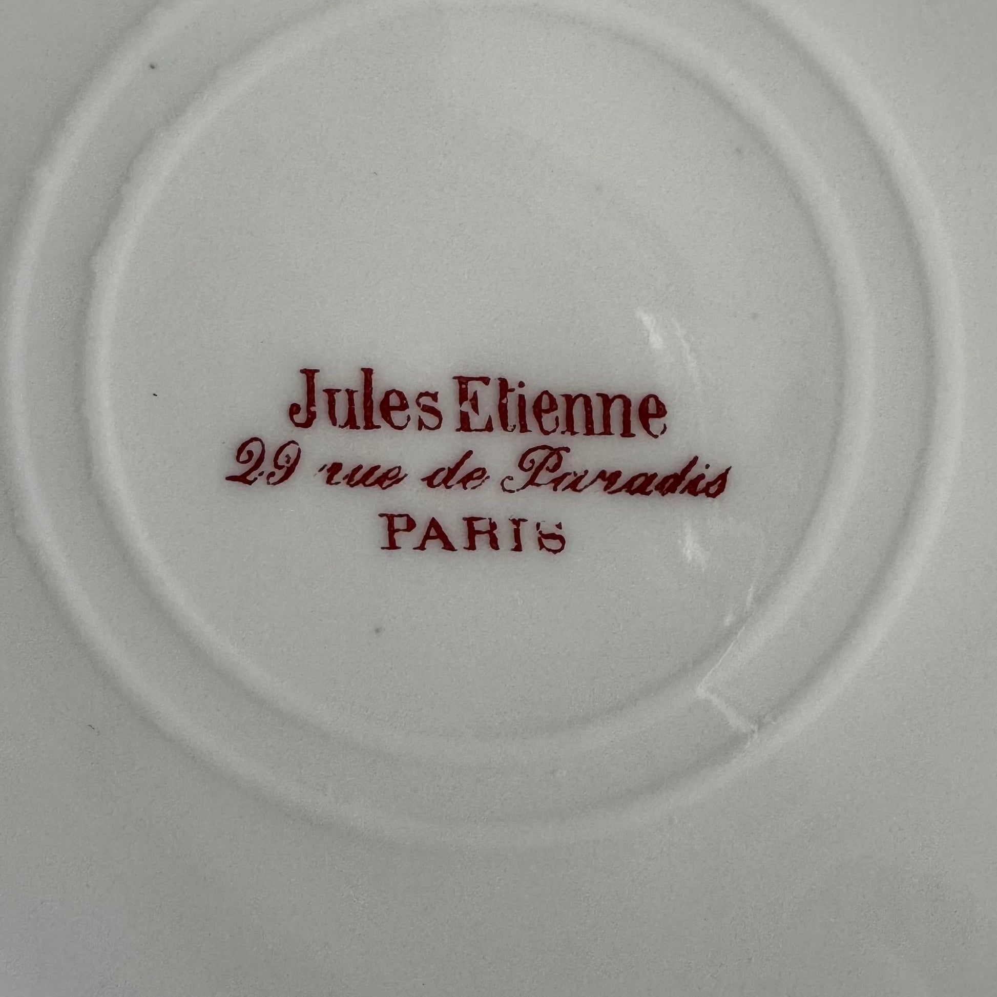 English: Théodore Haviland porcelain serving dish with three compartments, made in late 19th to early 20th century, marked “Jules Etienne, 29 rue de Paradis, Paris” and impressed “T H”; 日本語: テオドール・アヴィランドの三分割ポーセリン皿、19世紀末から20世紀初頭製造、「Jules Etienne, 29 rue de Paradis, Paris」印刷サインと「T H」刻印付き; Français: Plat de service compartimenté en porcelaine Théodore Haviland, fin XIXe – début XXe siècle, signé « Jules Etienne, 29 rue de Paradis, Paris » et marqué en creux « T H ».