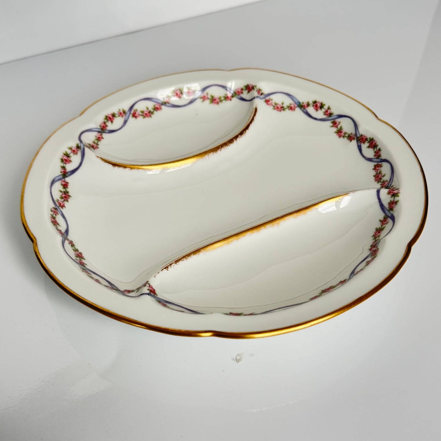 English: Théodore Haviland porcelain serving dish with three compartments, made in late 19th to early 20th century, marked “Jules Etienne, 29 rue de Paradis, Paris” and impressed “T H”; 日本語: テオドール・アヴィランドの三分割ポーセリン皿、19世紀末から20世紀初頭製造、「Jules Etienne, 29 rue de Paradis, Paris」印刷サインと「T H」刻印付き; Français: Plat de service compartimenté en porcelaine Théodore Haviland, fin XIXe – début XXe siècle, signé « Jules Etienne, 29 rue de Paradis, Paris » et marqué en creux « T H ».