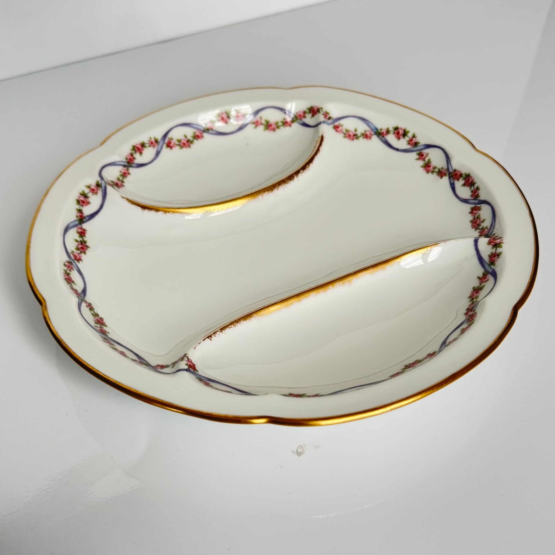 English: Théodore Haviland porcelain serving dish with three compartments, made in late 19th to early 20th century, marked “Jules Etienne, 29 rue de Paradis, Paris” and impressed “T H”; 日本語: テオドール・アヴィランドの三分割ポーセリン皿、19世紀末から20世紀初頭製造、「Jules Etienne, 29 rue de Paradis, Paris」印刷サインと「T H」刻印付き; Français: Plat de service compartimenté en porcelaine Théodore Haviland, fin XIXe – début XXe siècle, signé « Jules Etienne, 29 rue de Paradis, Paris » et marqué en creux « T H ».