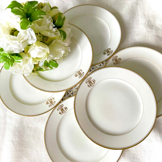 English: Paris porcelain dessert plate with gilded rim and monogram, Vieux Paris / Old Paris, late 19th–early 20th century ; 日本語: パリ窯製磁器デザートプレート、金彩縁取りとモノグラム入り、ヴュー・パリ / オールド・パリ、19世紀後期–20世紀初期; Français: Assiette à dessert en porcelaine de Paris avec bord doré et monogramme, Vieux Paris, fin XIXe – début XXe siècle