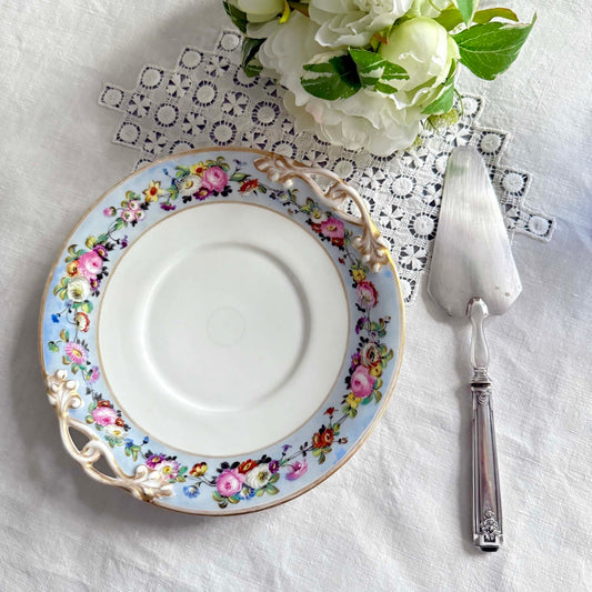 English: Hand-painted Paris porcelain cake plate with floral garland on light blue background, Vieux Paris / Old Paris, early 19th century ; 日本語: パリ窯製手描きケーキプレート、ライトブルー背景に花のガーランド装飾、ヴュー・パリ / オールド・パリ、19世紀前半; Français: Plat à gâteau en porcelaine peint à la main, guirlande de fleurs sur fond bleu clair, Vieux Paris, première moitié du XIXe siècle