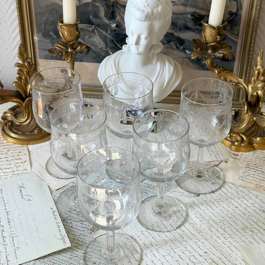 Vintage French acid-etched stemmed glass decorated with ribbon motifs and rose garlands, 20th century.