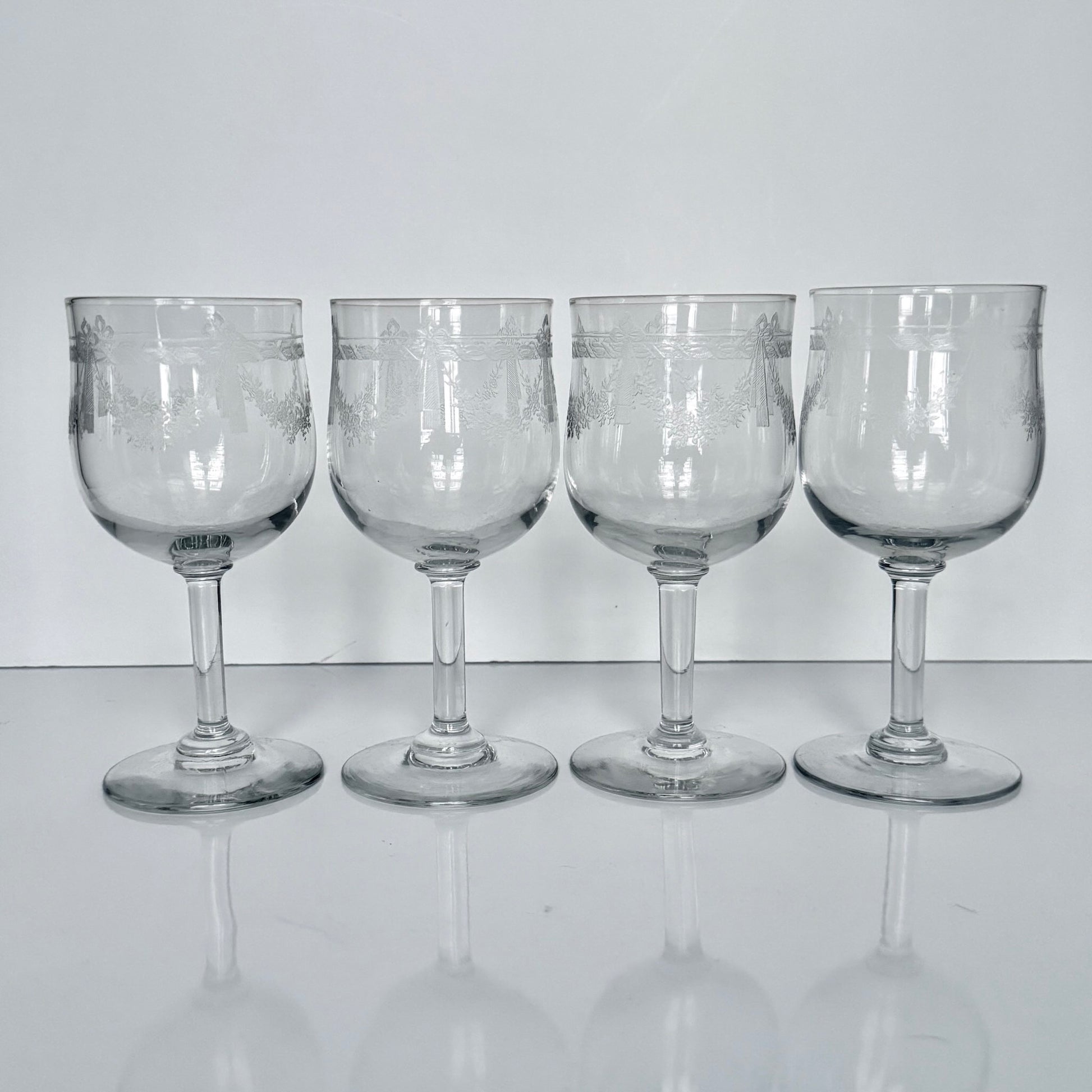 Vintage French acid-etched stemmed glass decorated with ribbon motifs and rose garlands, 20th century.