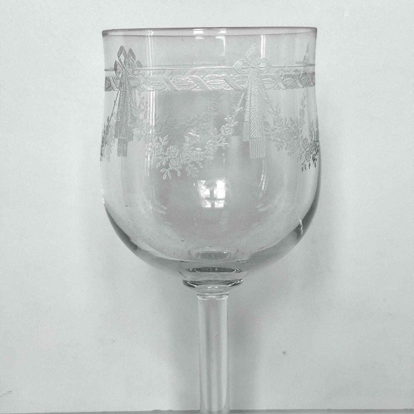 Vintage French acid-etched stemmed glass decorated with ribbon motifs and rose garlands, 20th century.