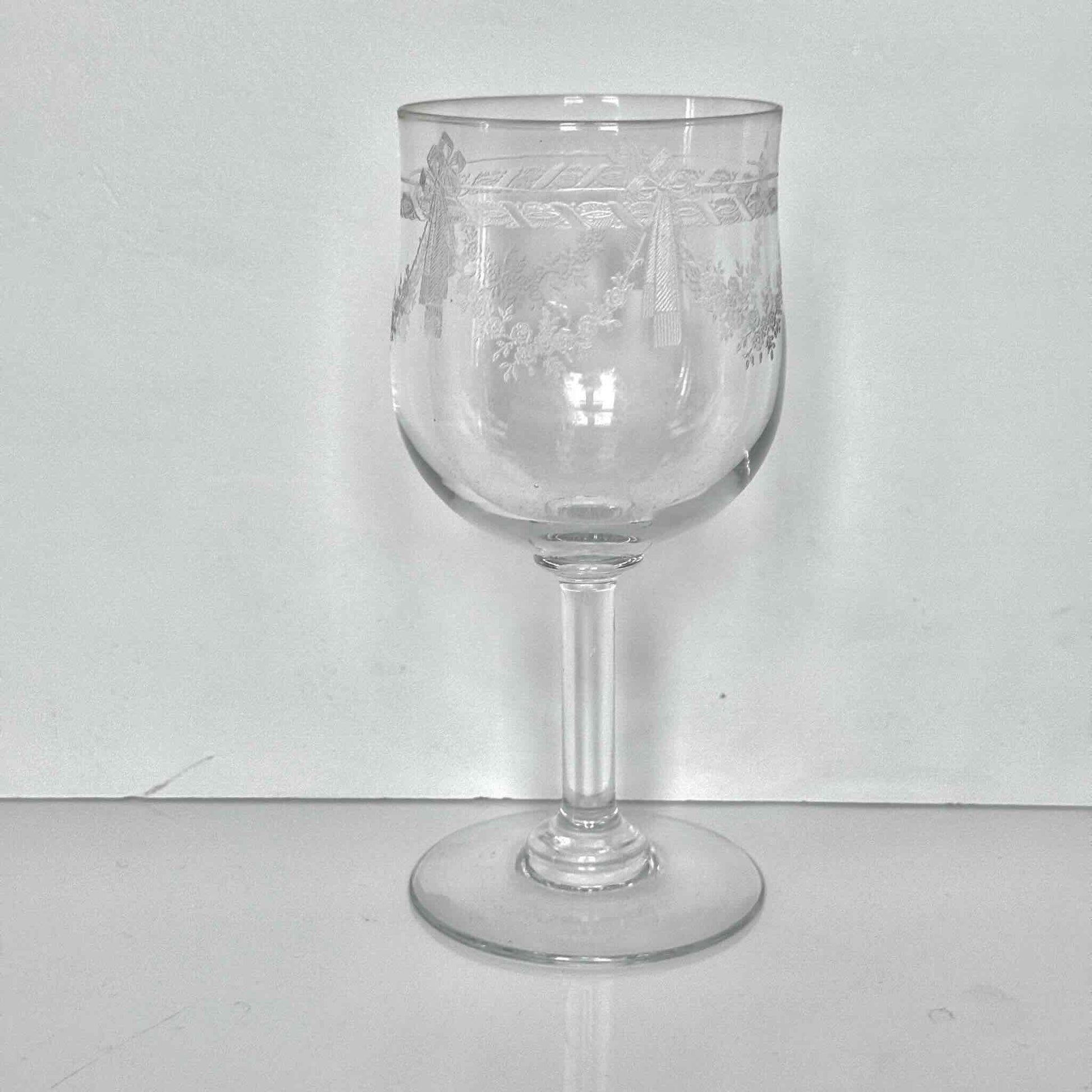 Vintage French acid-etched stemmed glass decorated with ribbon motifs and rose garlands, 20th century.