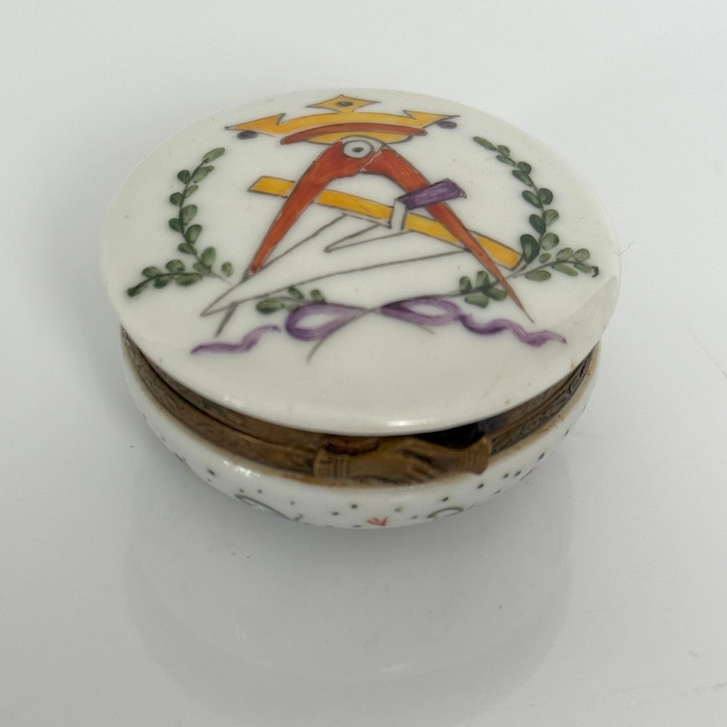 Pilulier Vintage en Porcelaine – Décor Franc-Maçon Peint à la Main