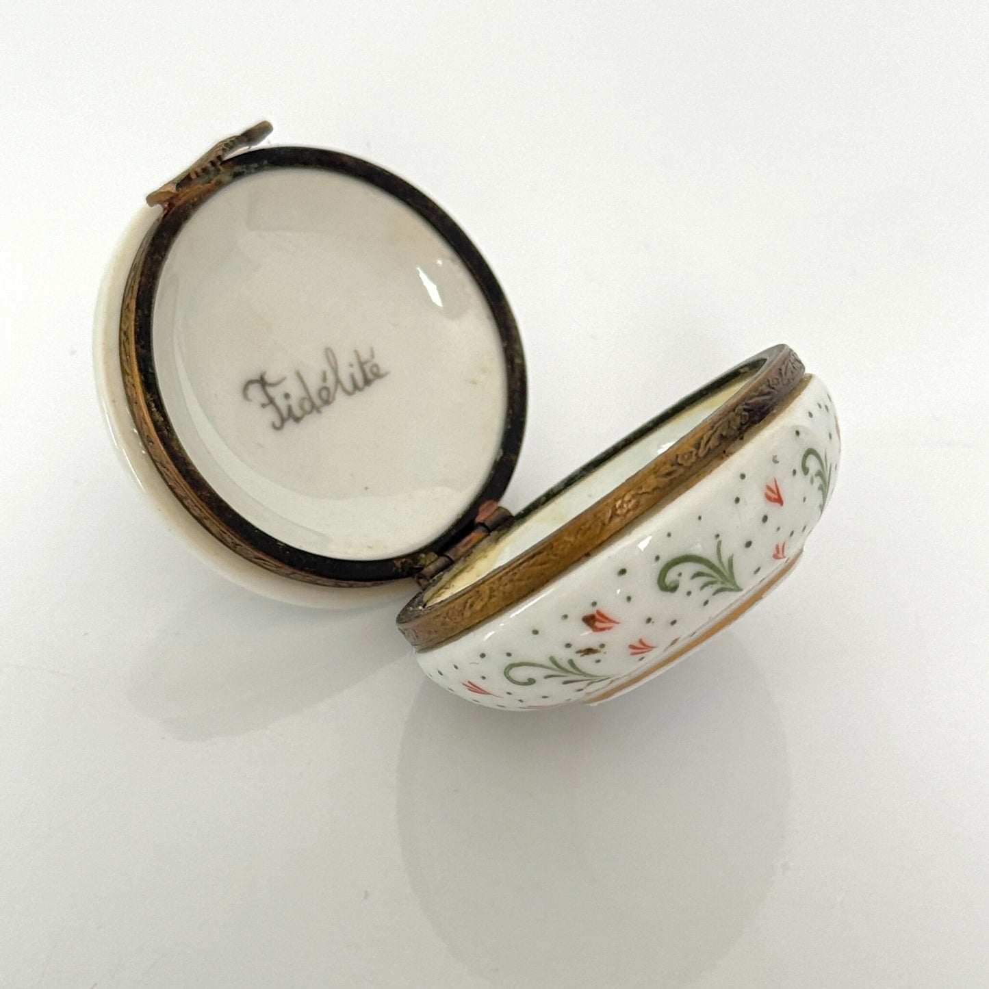 Pilulier Vintage en Porcelaine – Décor Franc-Maçon Peint à la Main
