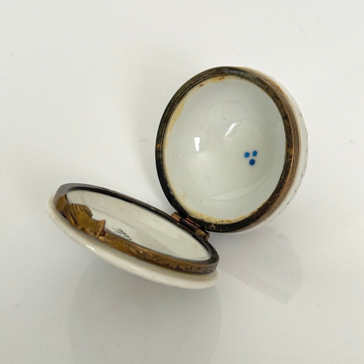Pilulier Vintage en Porcelaine – Décor Franc-Maçon Peint à la Main