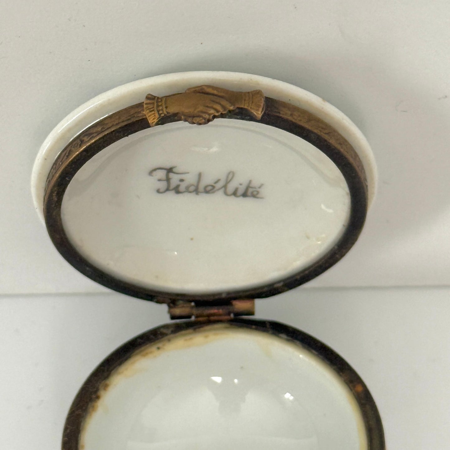 Pilulier Vintage en Porcelaine – Décor Franc-Maçon Peint à la Main