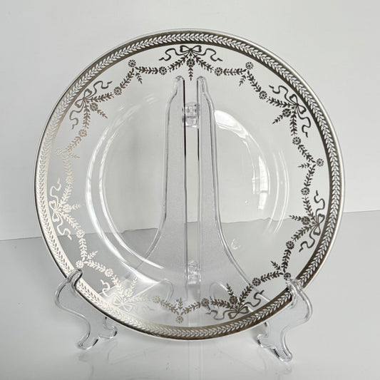 English: Vintage glass dessert plate with silvered ribbon and garland design, elegant and lightly worn. ; Français : Assiette à dessert en verre vintage avec décor argenté de rubans et guirlandes, élégante et en très bon état. ; 日本語： 銀彩のリボンとガーランド模様が施されたヴィンテージのガラス製デザートプレート。上品な印象でコンディション良好。
