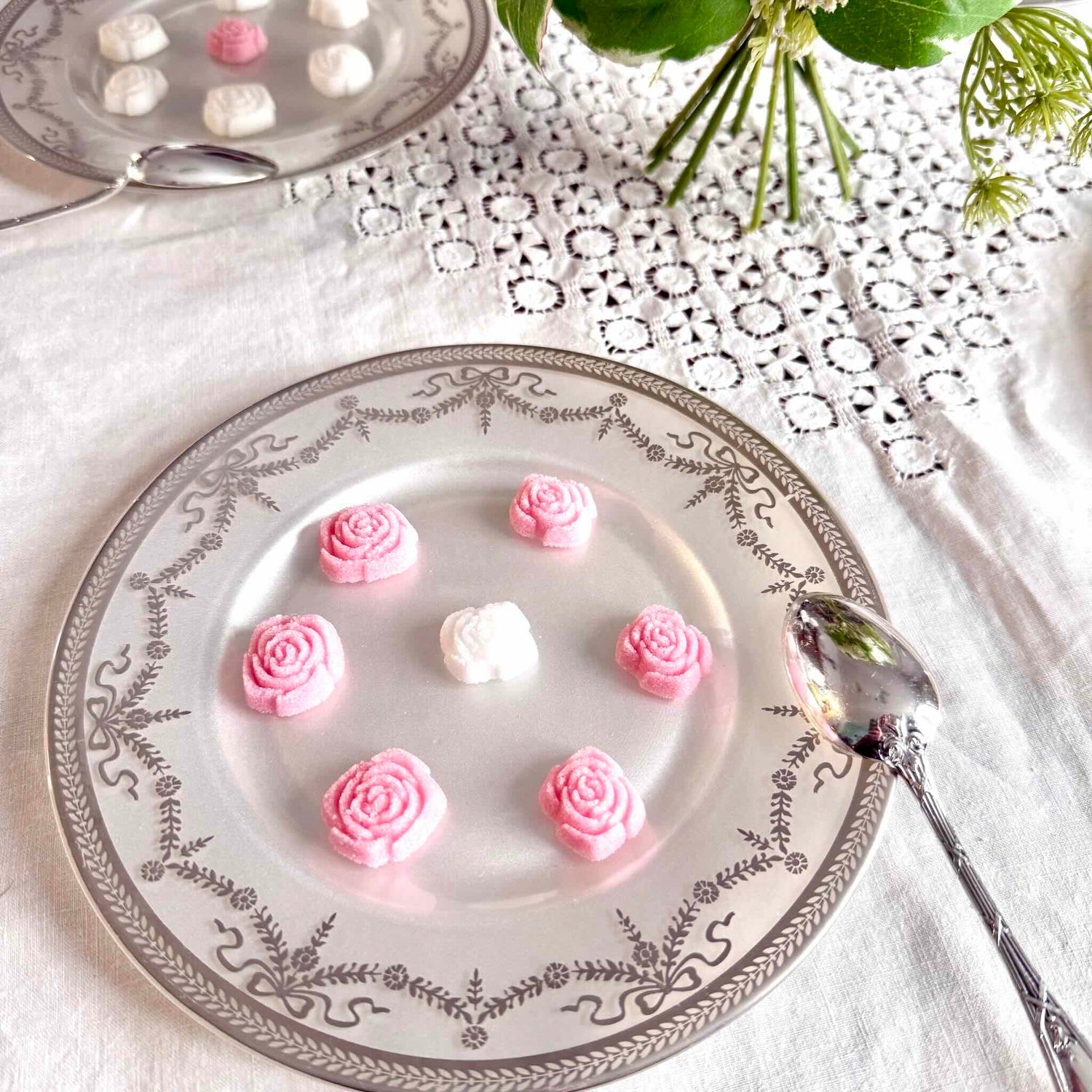 English: Vintage glass dessert plate with silvered ribbon and garland design on a pearlescent background, elegant and lightly worn. ; Français : Assiette à dessert en verre vintage avec décor argenté de rubans et guirlandes sur un fond couleur nacré, élégante et en très bon état. ; 日本語： 銀彩のリボンとガーランド模様が施されたヴィンテージのガラス製デザートプレート。上品な印象でコンディション良好。